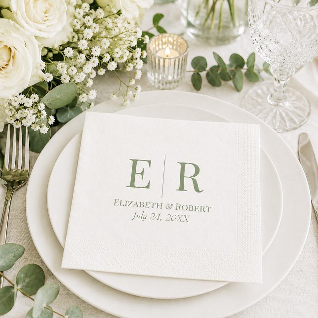 Olive Green Minimalistisch Monogram Wedding Serviette (White & Olive Minimalist Monogram Wedding Napkins on a wedding dinner table with flowers)
