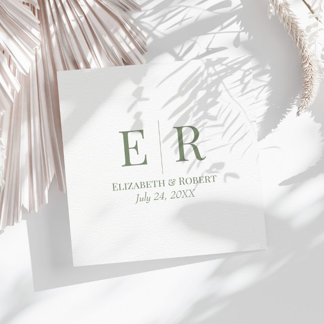 Olive Green Minimalistisch Monogram Wedding Serviette (Olive Green Minimalist Monogram Wedding Napkins on a sunny table with neutral dry flowers.)