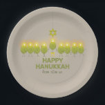Olive Hanukkah Menorah Pappteller<br><div class="desc">Eine Gruppe von lustigen Oliven treffen sich für ein Foto op und bilden eine Menorah,  um einen Happy Hanukkah Gruß zu senden.</div>