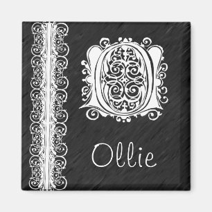 Ollie O Monogramm-weiße Spitze auf schwarzem Magnet