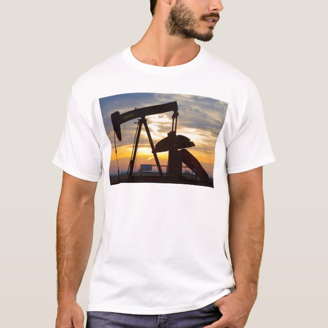 Ölquelle-Pumpen-Jack-Sonnenaufgang T-Shirt (Vorderseite)