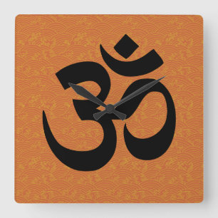 OM in einem Meer der orange Wellen Quadratische Wanduhr