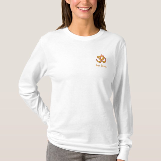 OM ist Liebe Besticktes Langarmshirt (Vorderseite)