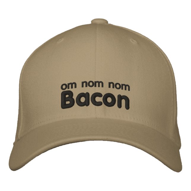 OM NOM NOM BACON LIEBE BESTICKTE BASEBALLKAPPE (Vorderseite)