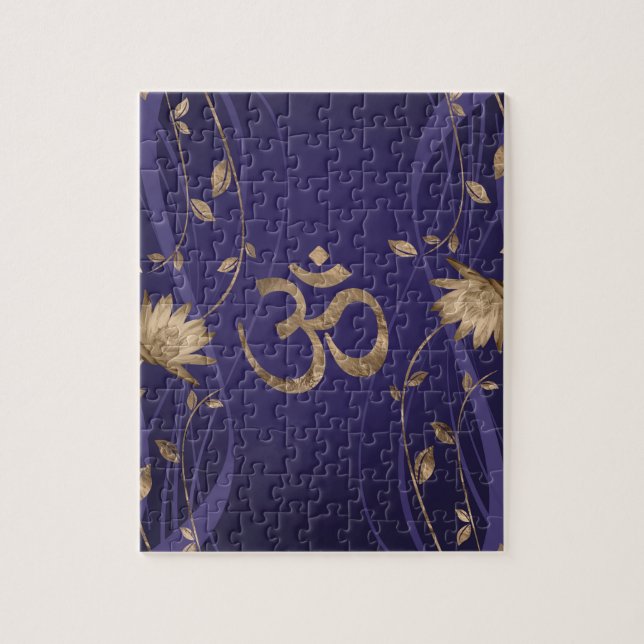 OM-Symbol-goldene Lotos-Blumen auf Lila (Vertikal)
