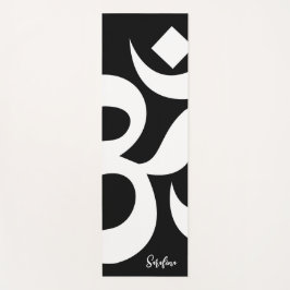 OM-Symbol mit Personalisiertem Namen Schwarz/Weiß Yogamatte