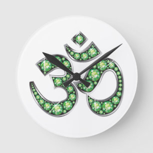 Om Symbol with "Peridot" Stones Runde Wanduhr