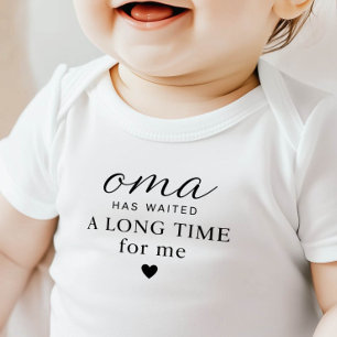 Oma a attendu le body bébé en cadeau