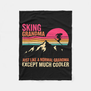 Oma beim Skifahren, genau wie eine normale Oma Fleecedecke