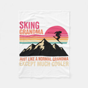 Oma beim Skifahren, genau wie eine normale Oma Fleecedecke