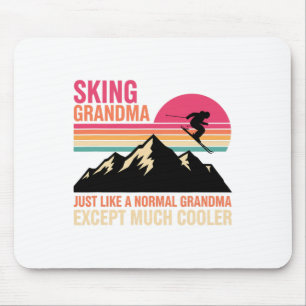 Oma beim Skifahren, genau wie eine normale Oma Mousepad