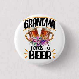Oma braucht ein Bier, ein sonniges Großmuttergeträ Button