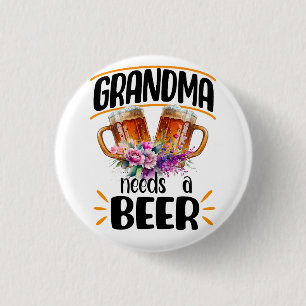 Oma braucht ein Bier, ein sonniges Großmuttergeträ Button