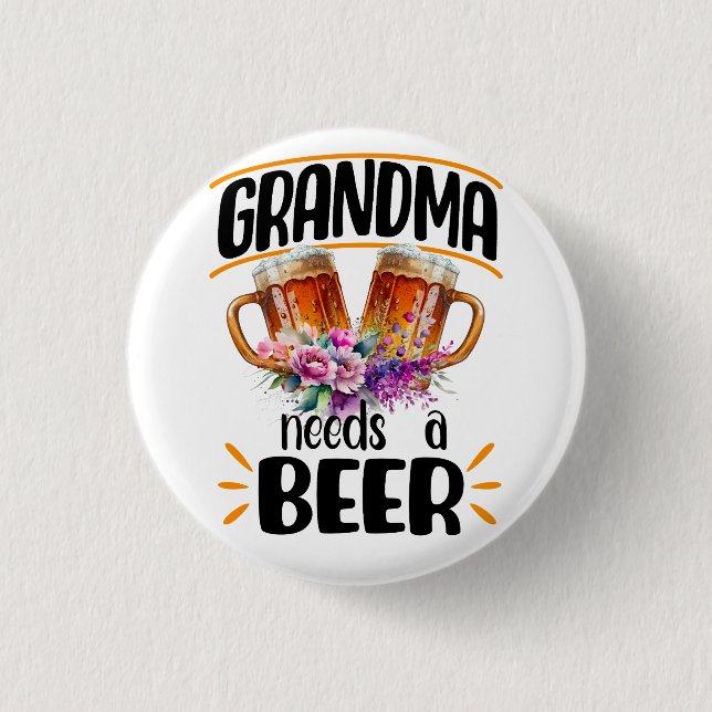 Oma braucht ein Bier, ein sonniges Großmuttergeträ Button (Vorderseite)
