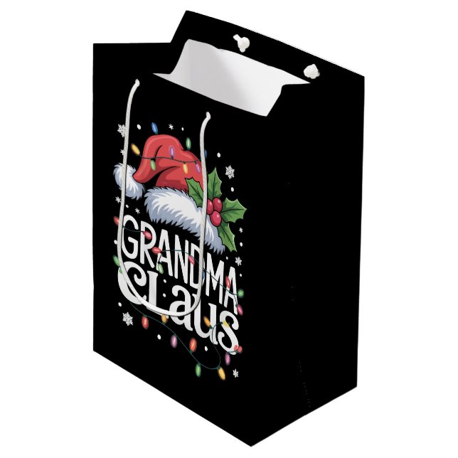 Oma Claus Christmas Lights Pajama Familienspiel Mittlere Geschenktüte (Vorderseite Schrägansicht)