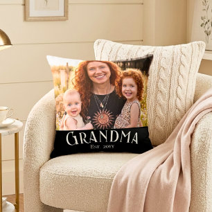 Oma Custom Namen Gründungsjahr Foto Schwarz Kissen