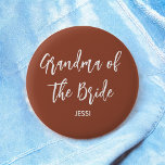 Oma der Bride Terracotta Wedding Button<br><div class="desc">Oma der Braut Hochzeitsknopf in Terracotta Brown und Weiß,  gut für Hochzeiten,  Brautparty,  Probe Dinner. Karo mehr Produkte mit diesem Design in der Kollektion unten.</div>