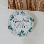 Oma der Weißen Blume Button<br><div class="desc">Diese Oma der Brautknopfknöpfe in den weißen Blume eignet sich hervorragend für eine Hochzeitsdusche im Frühjahr. Das elegante Blumendesign besticht durch weiche Elfenbein- und Weißrosen, Pfannkuchen und Chrysanthemum mit Touchs von periwinkelblauen Aquarellfarben und grünem Blattwerk.</div>