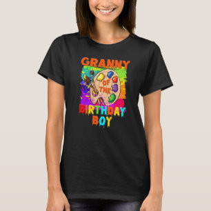 Oma des Geburtstagsjungen malt Familiengeburtstag  T-Shirt