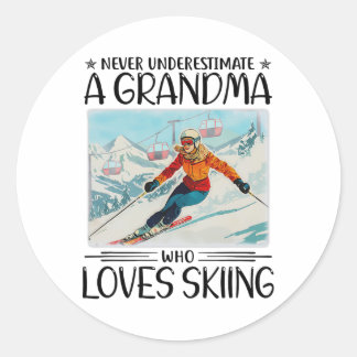 Oma die Ski liebt, niemals unterschätzen Runder Aufkleber
