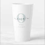 Oma Elegant Script Monogram Green White Latte Tass Milchtasse<br><div class="desc">Latte Tasse für ein neues oder langjähriges Lyophilisat! die Sie mit dem Datum, an dem sie eine Großmutter wurden, personalisieren können. Dieses trendige minimalistische Design hat eine moderne Farbpalette von zwei Tönen grün und weiß. Es hat ein Oma Monogramm, mit dem ersten Buchstaben O und dem Namen oma, in modernen...</div>