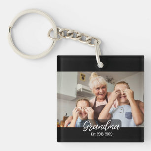 Oma Est. White Skript Foto Schlüsselanhänger