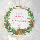 Oma First Christmas Rustikales Baby Foto Keramik Ornament<br><div class="desc">In diesem Design findet man einen rustikalen Weihnachtskranz in Aquarellen, der mit Kiefern, Beeren und Bonbons geschmückt ist, der die Worte "Mein erstes Weihnachtsfest als Oma" umgibt und das Jahr in skurrilen Schriftart in Rot und Handschrift. Passen Sie die Rückseite mit einem beliebten Foto des neuen Enkels an, umgeben von...</div>