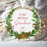 Oma First Christmas Rustikales Baby Foto Ornament<br><div class="desc">In diesem Design findet man einen rustikalen Weihnachtskranz in Aquarellen, der mit Kiefern, Beeren und Bonbons geschmückt ist, der die Worte "Mein erstes Weihnachtsfest als Oma" umgibt und das Jahr in skurrilen Schriftart in Rot und Handschrift. Passen Sie die Rückseite mit einem beliebten Foto des neuen Enkels an, umgeben von...</div>