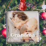 Oma Foto Weihnachtsfeiertag Einfach Moderner Chic Ornament Aus Metall<br><div class="desc">Design besteht aus modernem,  schicken Typografie mit Sans Serif und Serif Schriftart. Fügen Sie ein individuelles Foto von Oma und Jahr hinzu.</div>