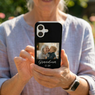 Oma gegründet Foto Weiße Schrift Text iPhone 16 Hülle