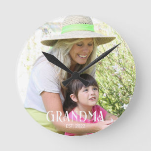 Oma gegründet Schriftfoto  Runde Wanduhr