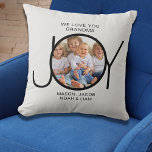 Oma-Geschenk 1 Foto Kissen<br><div class="desc">Dieses schlichte und stilvolle Foto Kissen für Ihre Großmutter ist mit dem Wort JOY dekoriert und sagt "Wir Liebe Sie Oma". Einfach mit Ihren Foto- und Enkelnamen anpassbar. Ein perfektes Sake-Geschenk für Oma.</div>
