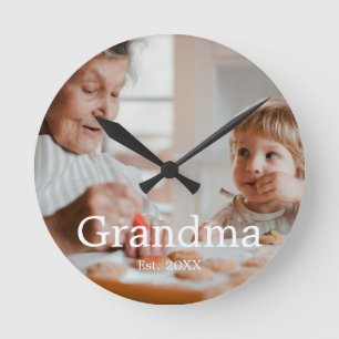 Oma hat ein modernes Fotogeschenk eingerichtet Runde Wanduhr