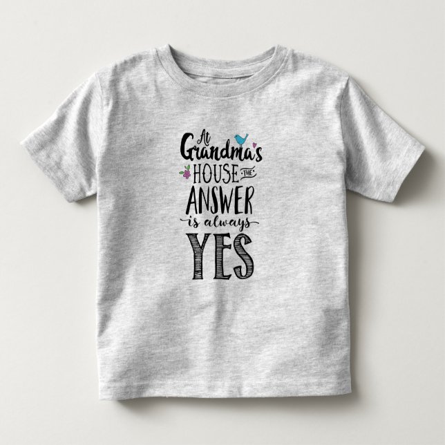 Oma hat immer eine Antwort: Ja Kleinkind T-shirt (Vorderseite)