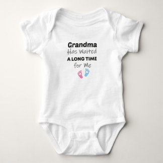 Oma hat lange auf mein Baby-Geschenk gewartet Baby Strampler