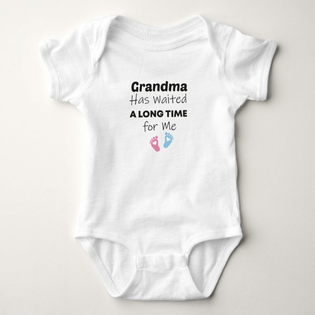 Oma hat lange auf mein Baby-Geschenk gewartet Baby Strampler (Vorderseite)