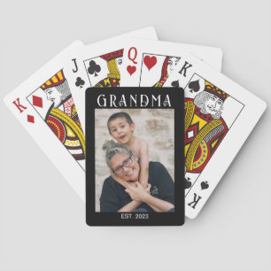 Oma hat modernes Schwarzfoto etabliert Spielkarten