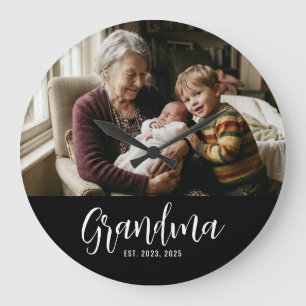Oma hat Schwarz-Weiß-Script-Foto eingerichtet Große Wanduhr