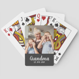 Oma hat weißes Skriptfoto eingerichtet Spielkarten