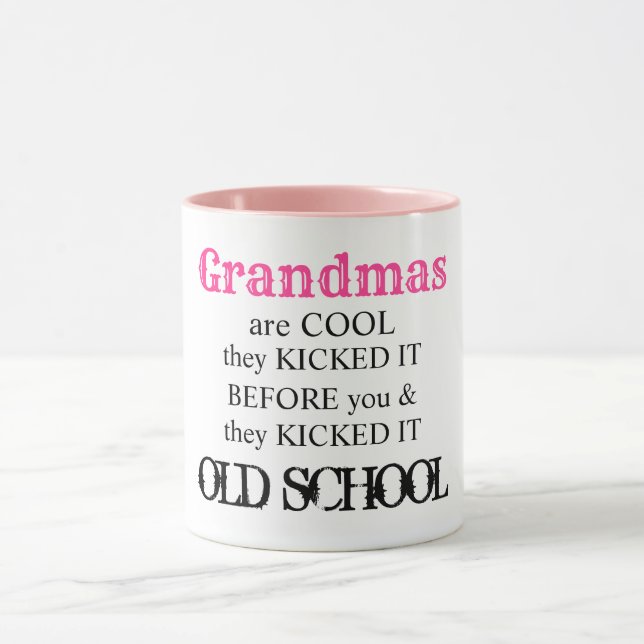 Oma ist ein cooles und altes niedliches Zitat der  Tasse (Zentrum)