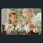 Oma Liebe Script Personalisiert Foto Geschenk Magnet<br><div class="desc">Dieser Foto-Magnet mit handgeschriebenen "Oma"-Briefen kann leicht mit Ihrem eigenen LieblingsFoto personalisiert werden. Sie können auch die Textfarbe so ändern, dass sie besser auf Ihr Bild abgestimmt ist.</div>