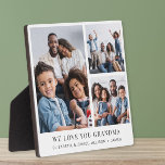 Oma Liebe Sie 3 Foto Collage Fotoplatte<br><div class="desc">Elegante Sake-Foto-Plakette zur Feier der besten Großmutter aller Zeiten mit einer 3-Foto-Collage ihrer Enkel und Familie. Personalisieren Sie "Wir Liebe Sie Oma" und fügen Sie die Namen ihrer Enkel und Familie.</div>