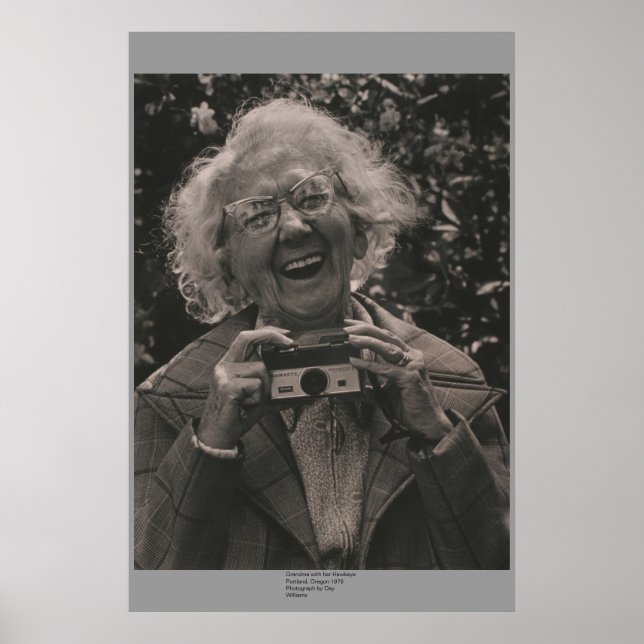Oma mit ihrem Hawkeye Poster (Vorne)
