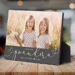 Oma Modern Heart Script Foto Liebe Fotoplatte<br><div class="desc">Liebe Sie GRANDMA: Großes individuelles Foto Geschenk für Großeltern, Valentinstag, Muttertag oder Feiertage: Diese moderne Foto-Plakette ist leicht mit Ihrem bevorzugten Foto zu gestalten. Der unten stehende Text kann personalisiert sein, den Namen des Kindes oder Familienmitglieds zu lesen und den Text über der Oma anzupassen. Das ist die kohlegraue und...</div>