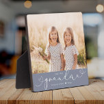 Oma Modern Heart Script Foto Liebe Fotoplatte<br><div class="desc">Liebe Sie GRANDMA: Großes individuelles Foto Geschenk für Großeltern,  Valentinstag,  Muttertag oder Feiertage: Diese moderne Foto-Plakette ist leicht mit Ihrem bevorzugten Foto zu gestalten. Der unten stehende Text kann personalisiert sein,  den Namen des Kindes oder Familienmitglieds zu lesen und den Text über der Oma anzupassen.</div>