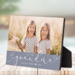 Oma Modern Heft Script Foto Liebe Plaque Fotoplatte<br><div class="desc">Liebe Sie GRANDMA: Großes individuelles Foto Geschenk für Großeltern,  Valentinstag,  Muttertag oder Feiertage: Diese moderne Foto-Plakette ist leicht mit Ihrem bevorzugten Foto zu gestalten. Der unten stehende Text kann personalisiert sein,  den Namen des Kindes oder Familienmitglieds zu lesen und den Text über der Oma anzupassen.</div>