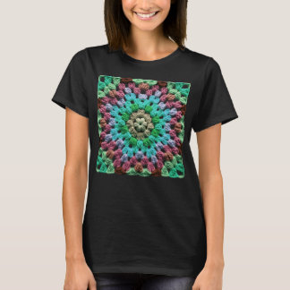 Oma-Quadrat-Häkelmuster Siebziger Retro Bei T-Shirt
