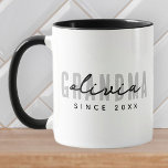 Oma seit 20XX Moderne einfache Preppy Tasse<br><div class="desc">Dieses einfache und moderne Design besteht aus san-Serifentypografie.</div>