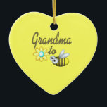 Oma to Bee Keramik Ornament<br><div class="desc">Überraschen Sie eine zukünftige Oma mit diesem lustigen "Oma zu Biene" Shirt-Ornament. Auf der Rückseite macht es die Ankündigung "wir erwarten"</div>
