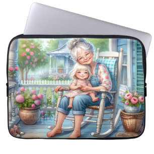 Oma und Enkelin umarmen sich auf der Veranda Laptopschutzhülle
